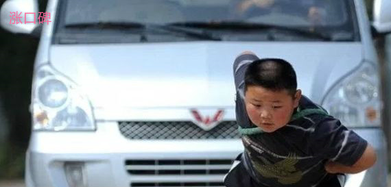 全球最有力量的孩子 中国一7岁小孩能拉动一辆面包车